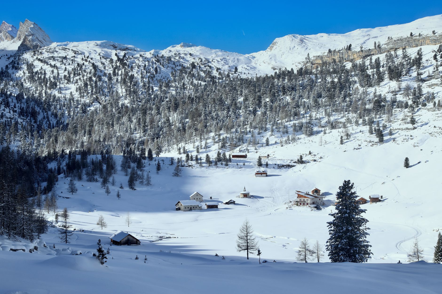 Picturesque snowy valley in San Vigilio, Trentino-Alto Adige, Italy with rustic chalets. — photograph by mark soetebier on Pexels
