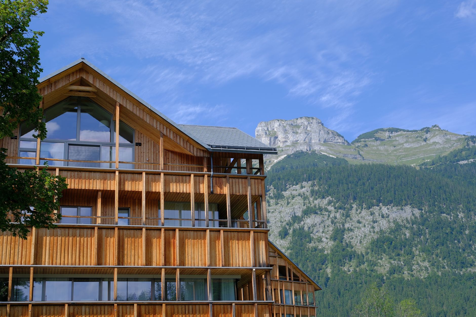 Scenic wooden chalet with mountain backdrop in Altaussee, Austria. — photograph by Tom Jurman on Pexels
