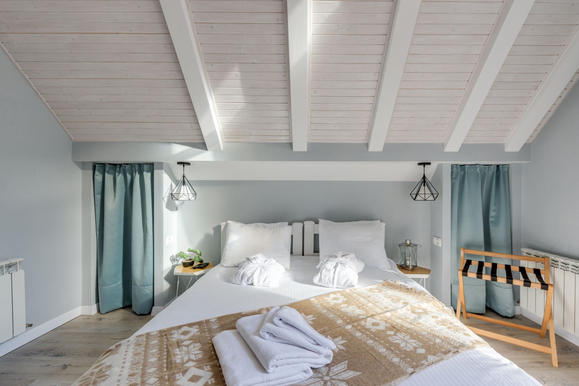 Inviting chalet bedroom featuring contemporary design and soft lighting. — photograph by Max Vakhtbovych on Pexels